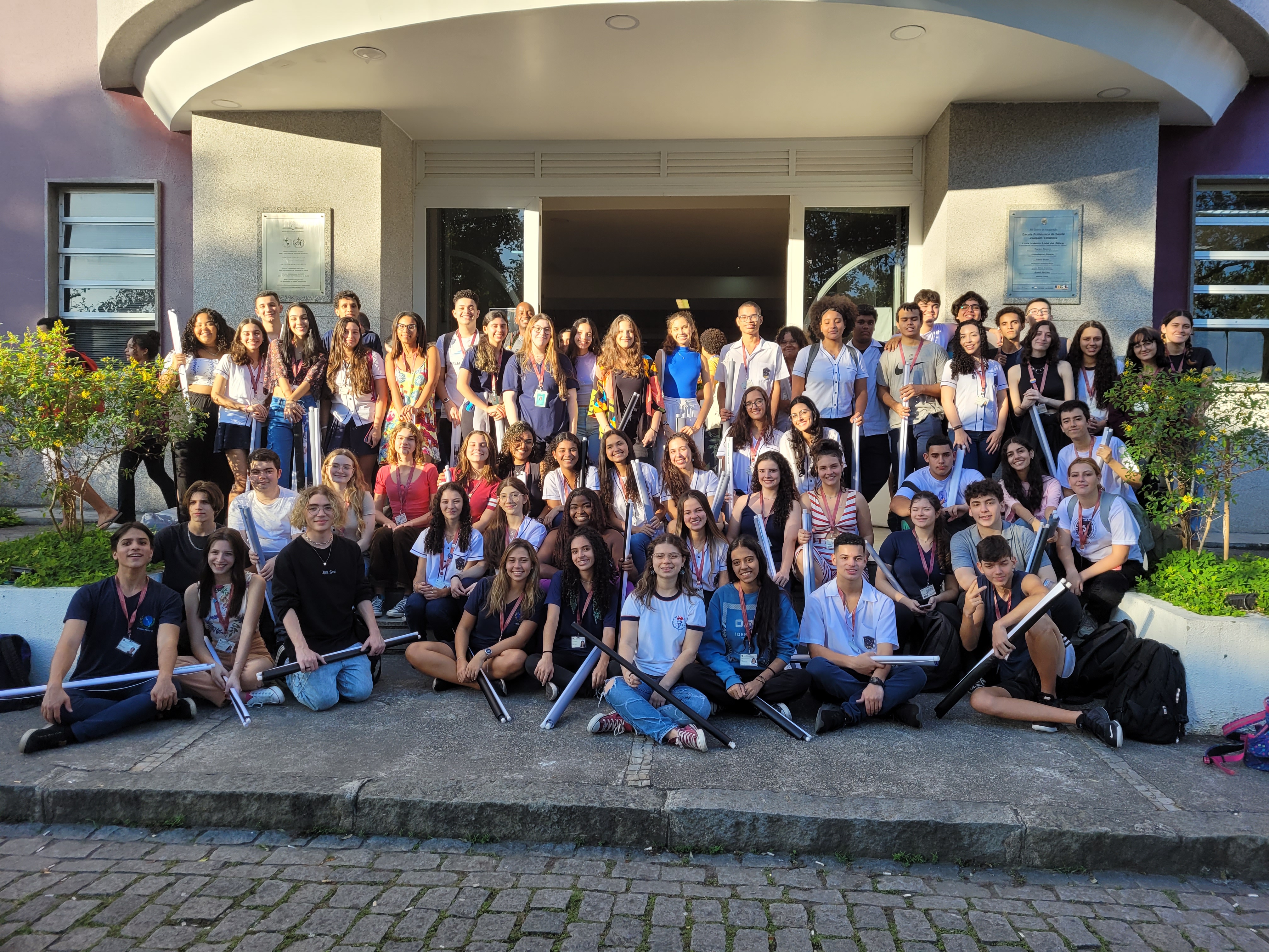 foto na frente da Escola Politécnica da Fiocruz com o grupo de estudantes e coordenalção do Provoc da regional.