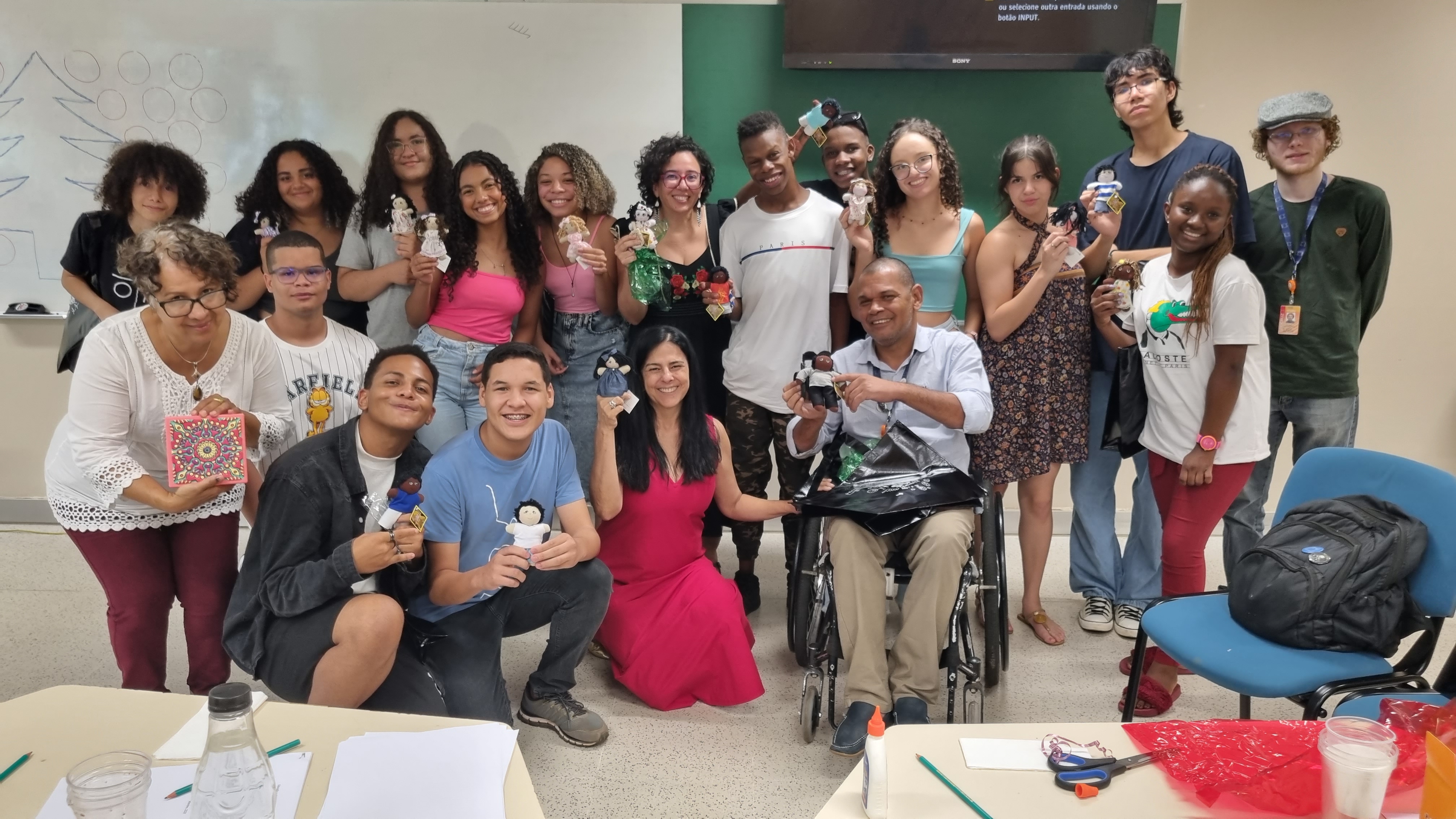 foto com estudantes, coordenação e o apoio de acessibilidade, que é cadeirante e faz do Provoc da Fiocruz Brasília.