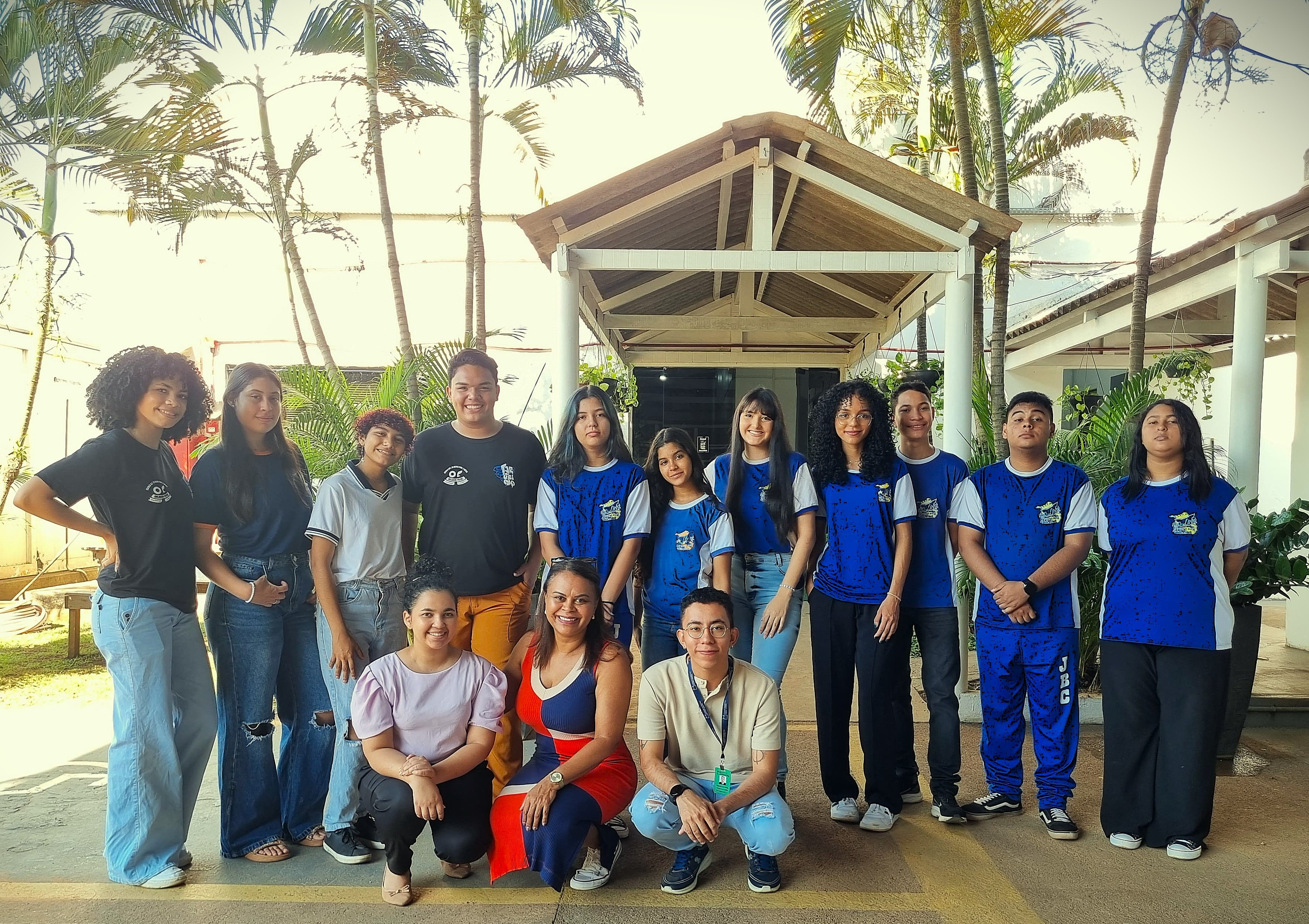 foto na frente da Fiocruz Rondônia com o grupo de estudantes e coordenalção do Provoc da regional.