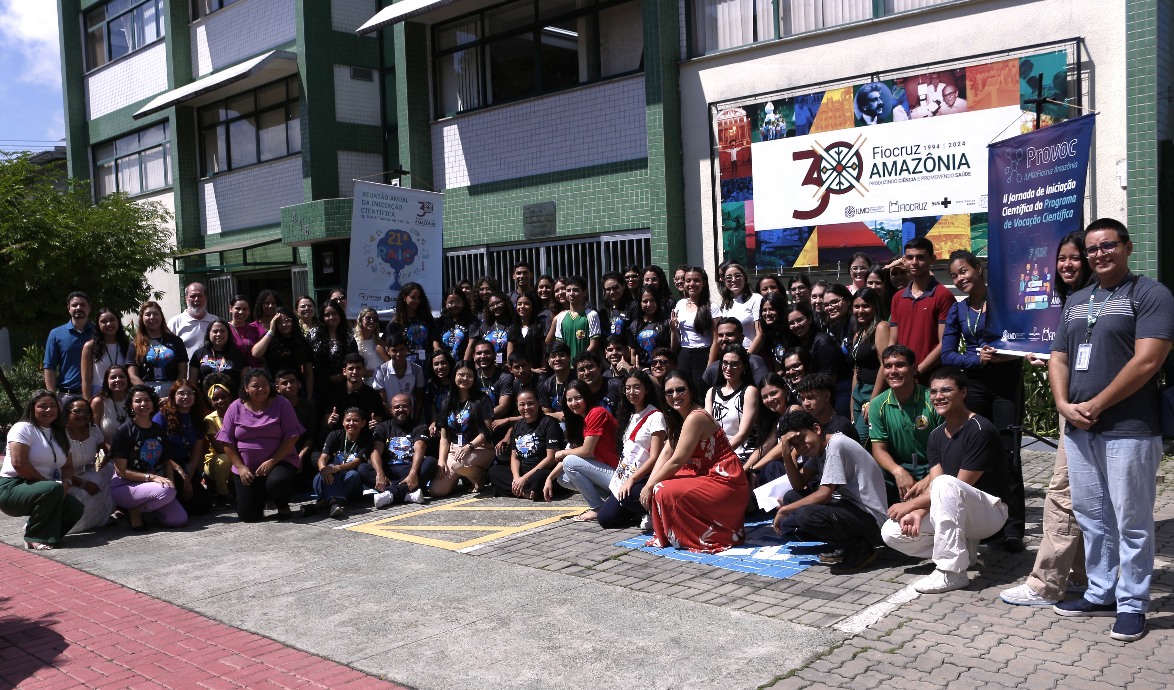 foto na frente da Fiocruz Amazônia com o grupo de estudantes e coordenalção do Provoc da regional.