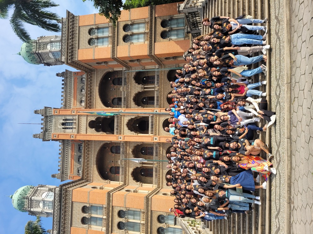 Estudantes da Rede Provoc de várias partes do país posam para foto na frente do Castelo Mourisco da Fiocruz.