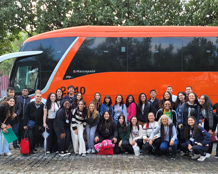 foto dos estudantes do Provoc Rio reunidos na frente do ônibus que os levou à FeSBE, em Campinas/SP, antes da viagem.