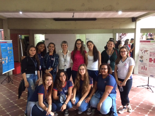 foto na frente da Fiocruz Minas com o grupo de estudantes e coordenalção do Provoc da regional.