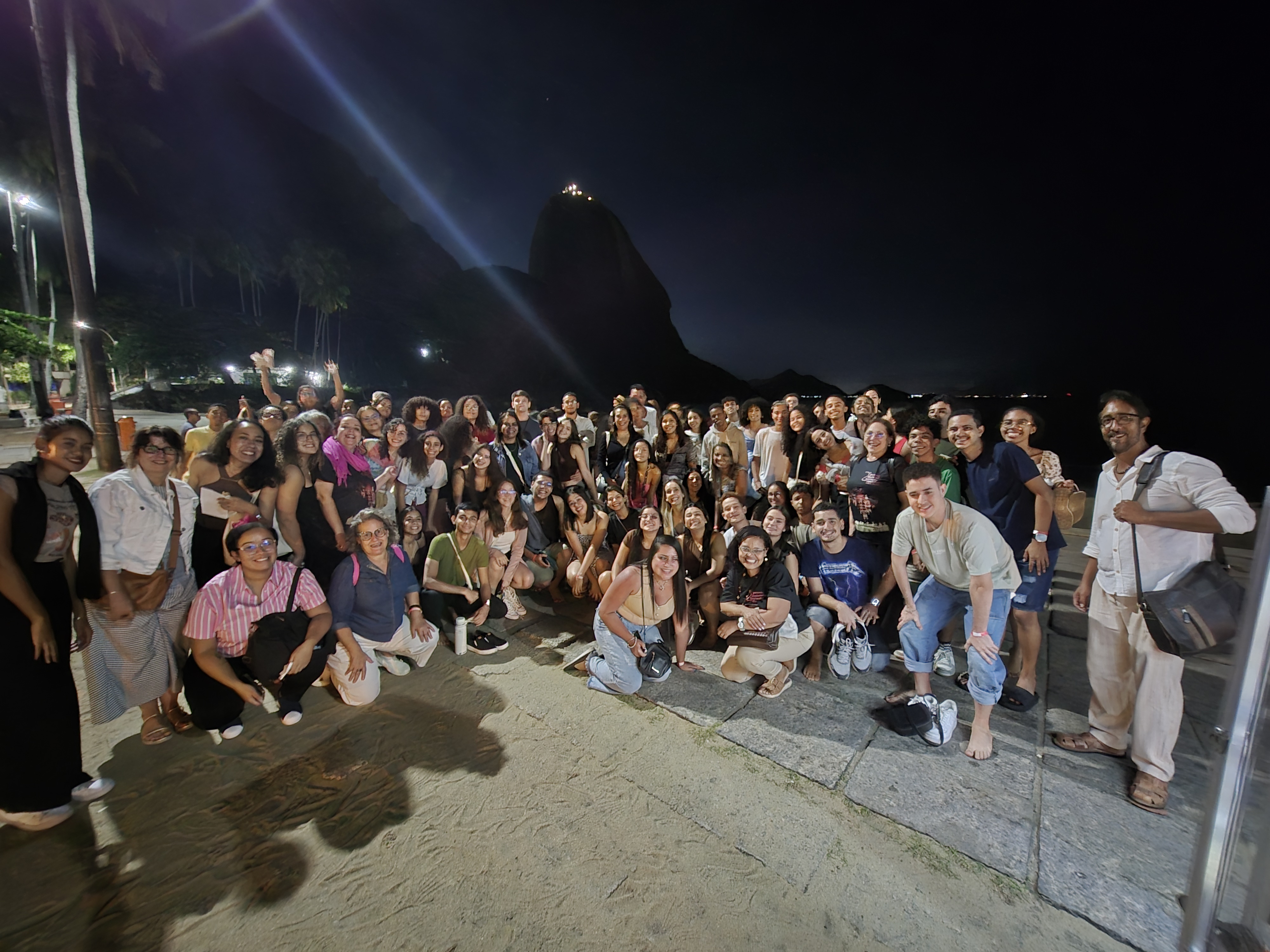 estudantes de vários estados posam pra foto com vista para o Pão de Açúcar, na Praia Vermelha na Urca, Rio de Janeiro.