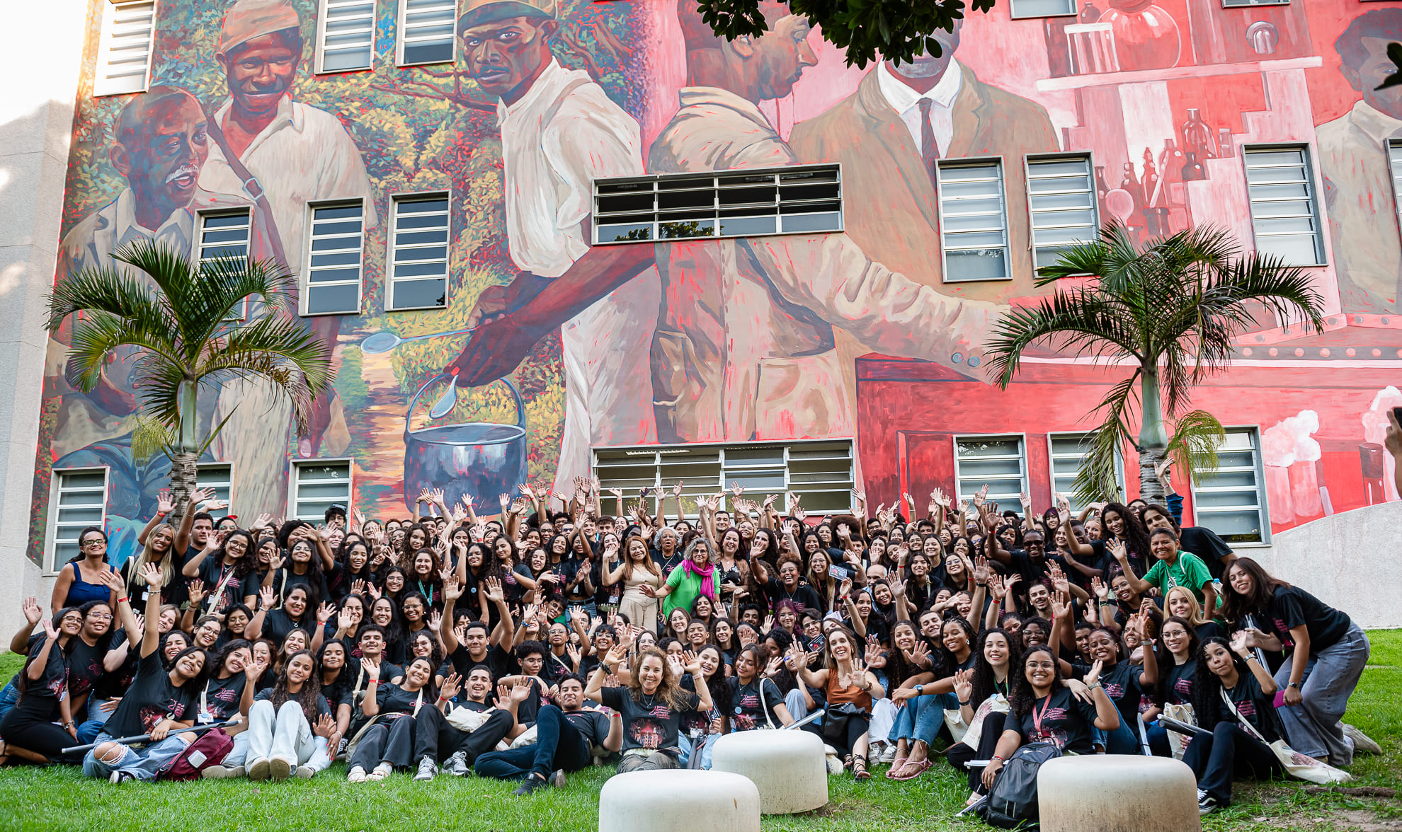 Estudantes da Rede Provoc de várias partes do país posam para foto na frente do Negro Muro da Escola Politécnica.
