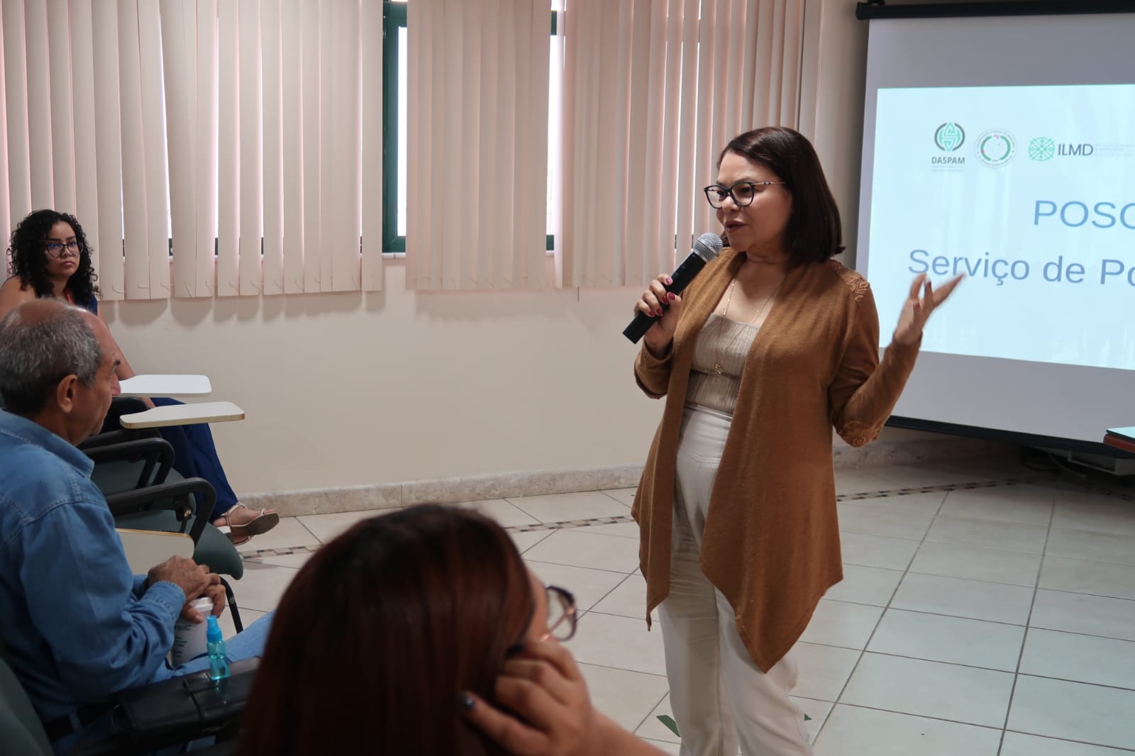 coordenadora do Provoc Fiocruz Amazônia, Anízia Aguiar fala para plateia de  convidados