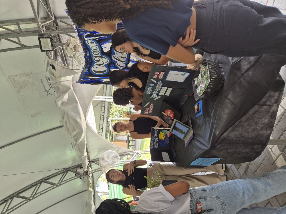 foto dos estudantes apresentando trabalho sobre cigarro eletrônico, na EPSJV.