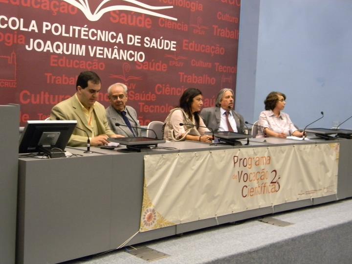 Foto da mesa de Abertura da comemoração dos 25 anos do Provoc: Dr. Marcelo Pelajo (pesquisador da Fiocruz), Dr. Luiz Fernando Ferreira (pesquisador emérito da Fiocruz), Dra. Isabel Brasil (diretora do EPSJV), Dr. Paulo Gadelha (presidente da Fiocruz) e Dra. Cristina Araripe (coordenadora do Provoc).