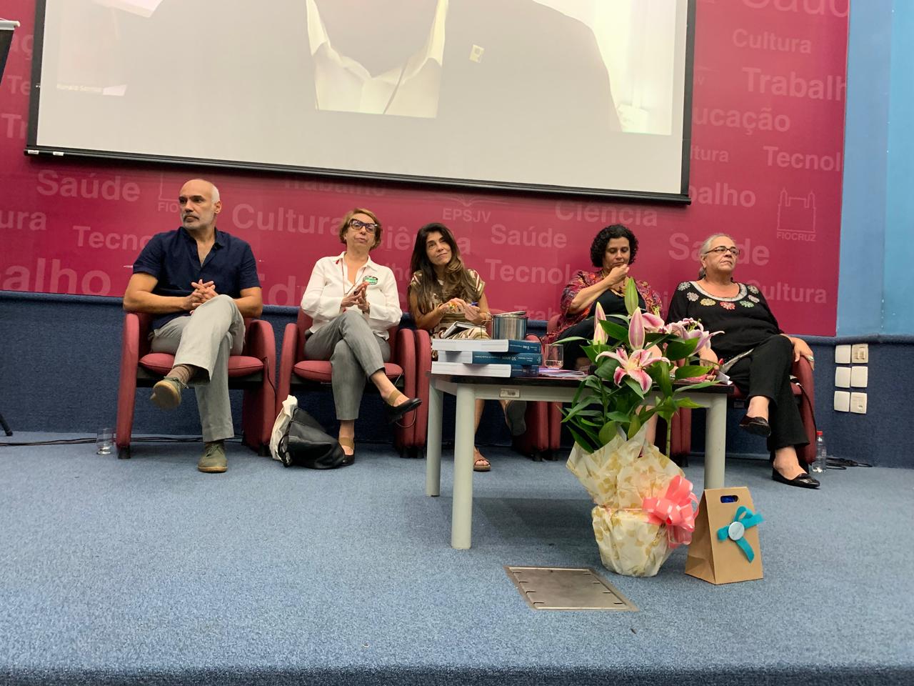 foto com os integrantes da mesa de abertura do evento.