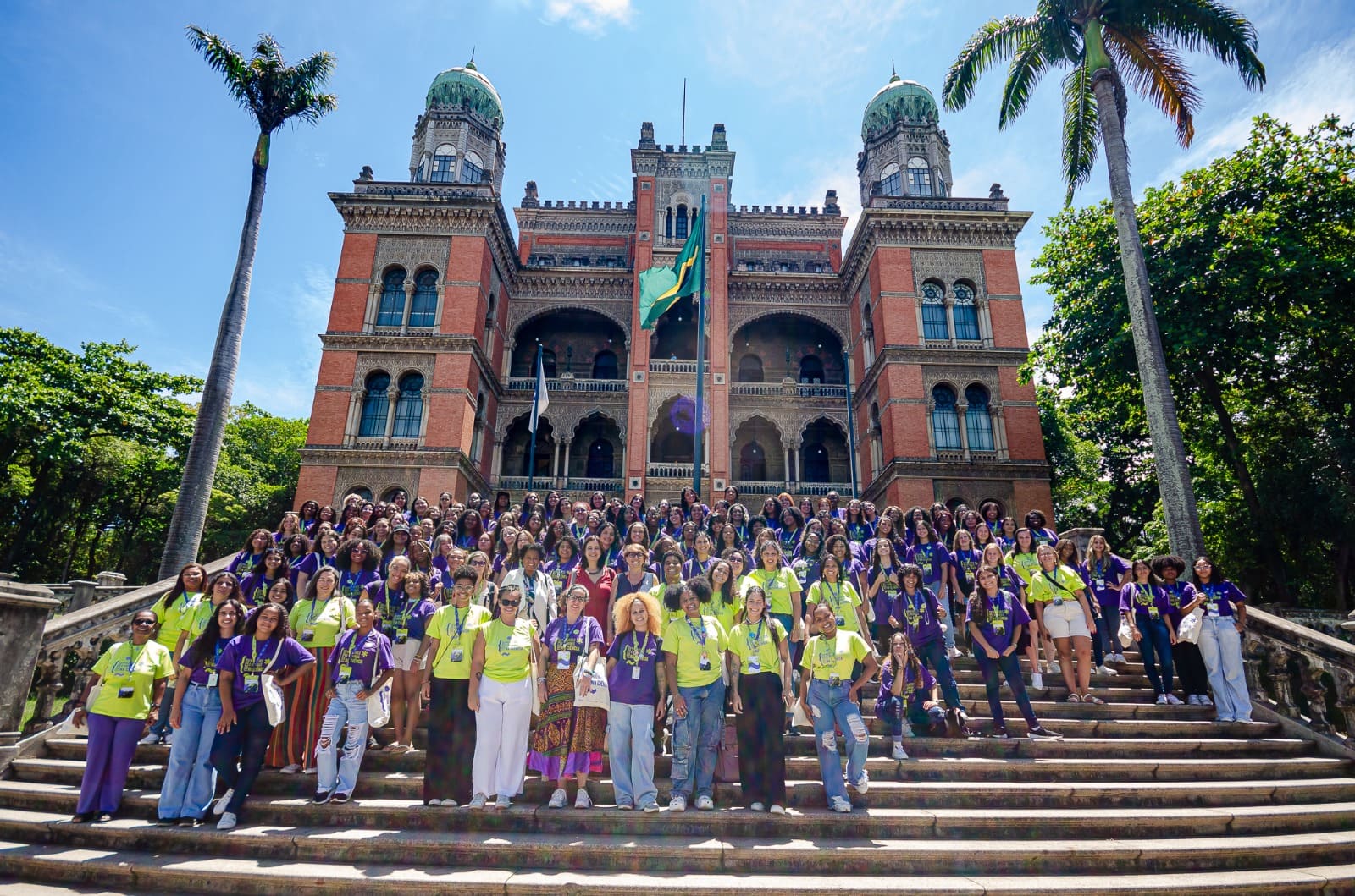 mulheres e meninas envolvidas com o evento reunidas na frente do Castelo Mourisco da Fiocruz para foto.