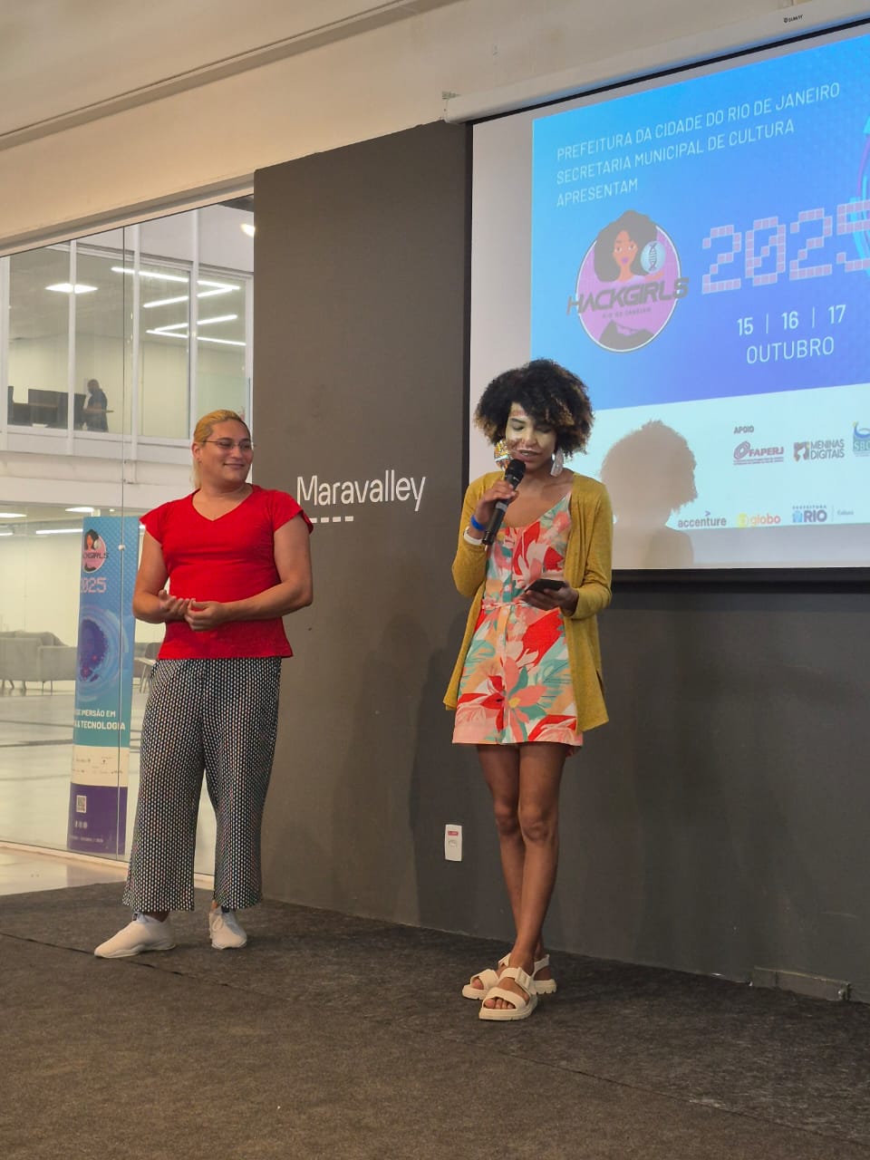 Representantes da ONG DiversificaDev explicam o trabalho que realizam.