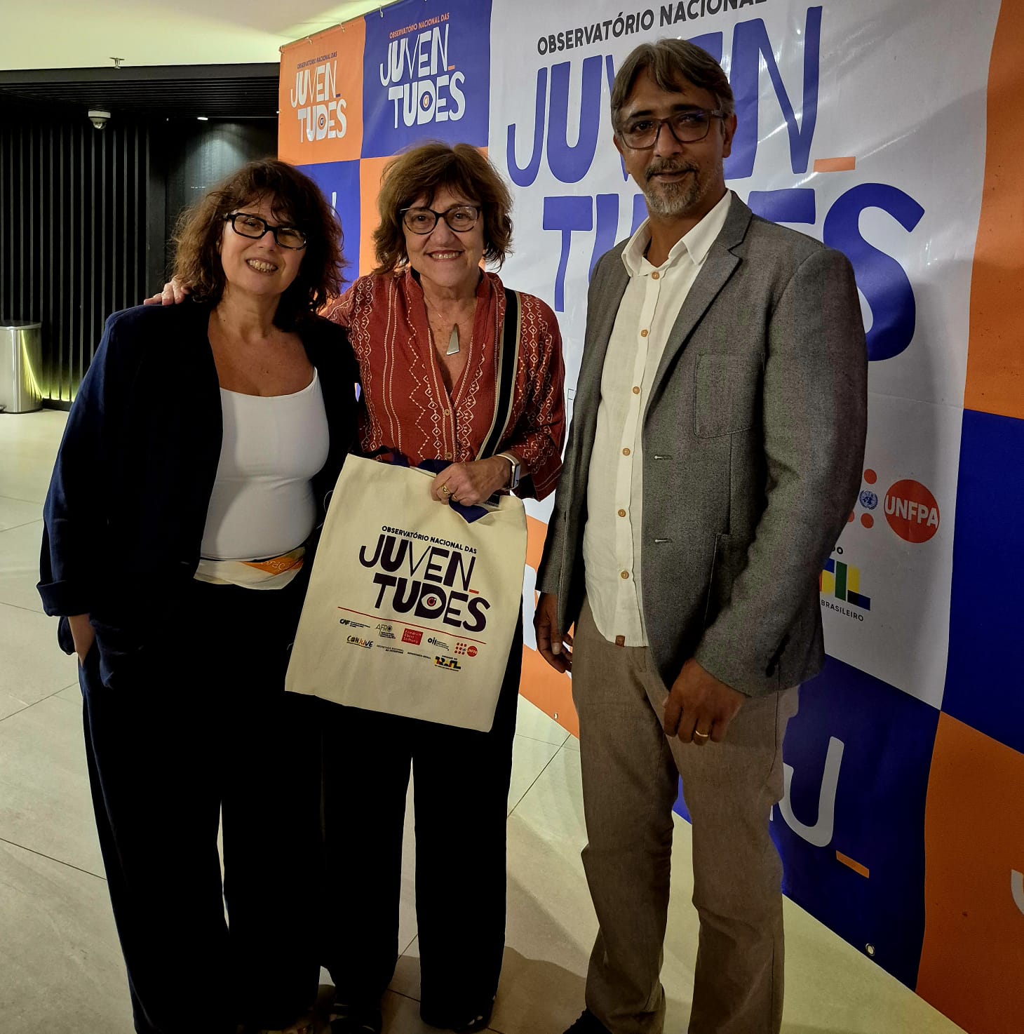 Coordenadora do OJC&T, Carla Martins ao lado da pesquisadora de Juventude da Uni-Rio, Eliane Ribeiro e do coordenador do Laboratório de Iniciação Científica da EPSJV/Fiocruz.