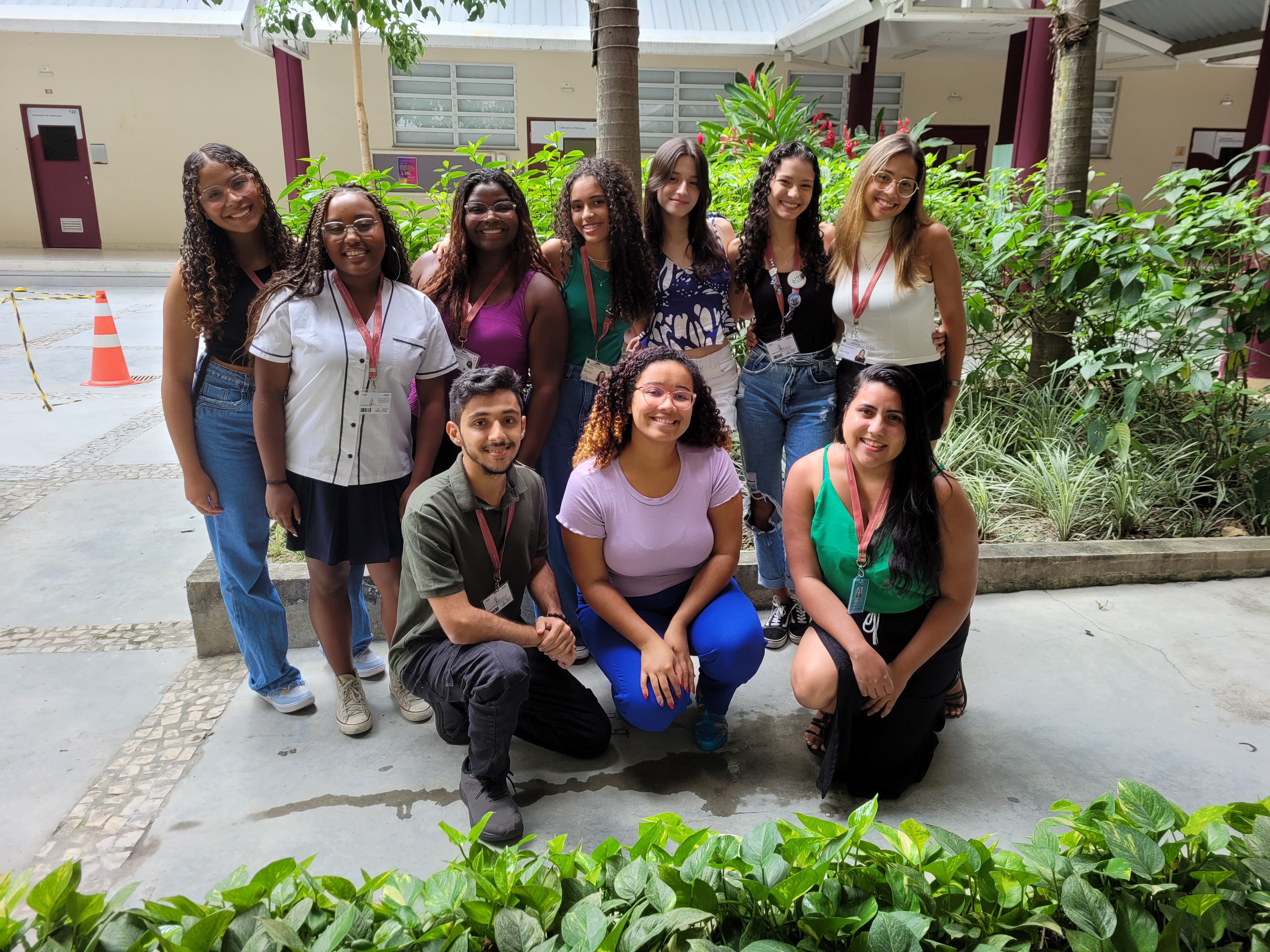 grupo de estudantes e equipe pedagógica do Provoc posando para a foto no pátio da Escola Politécnica Joaquim Venâncio.