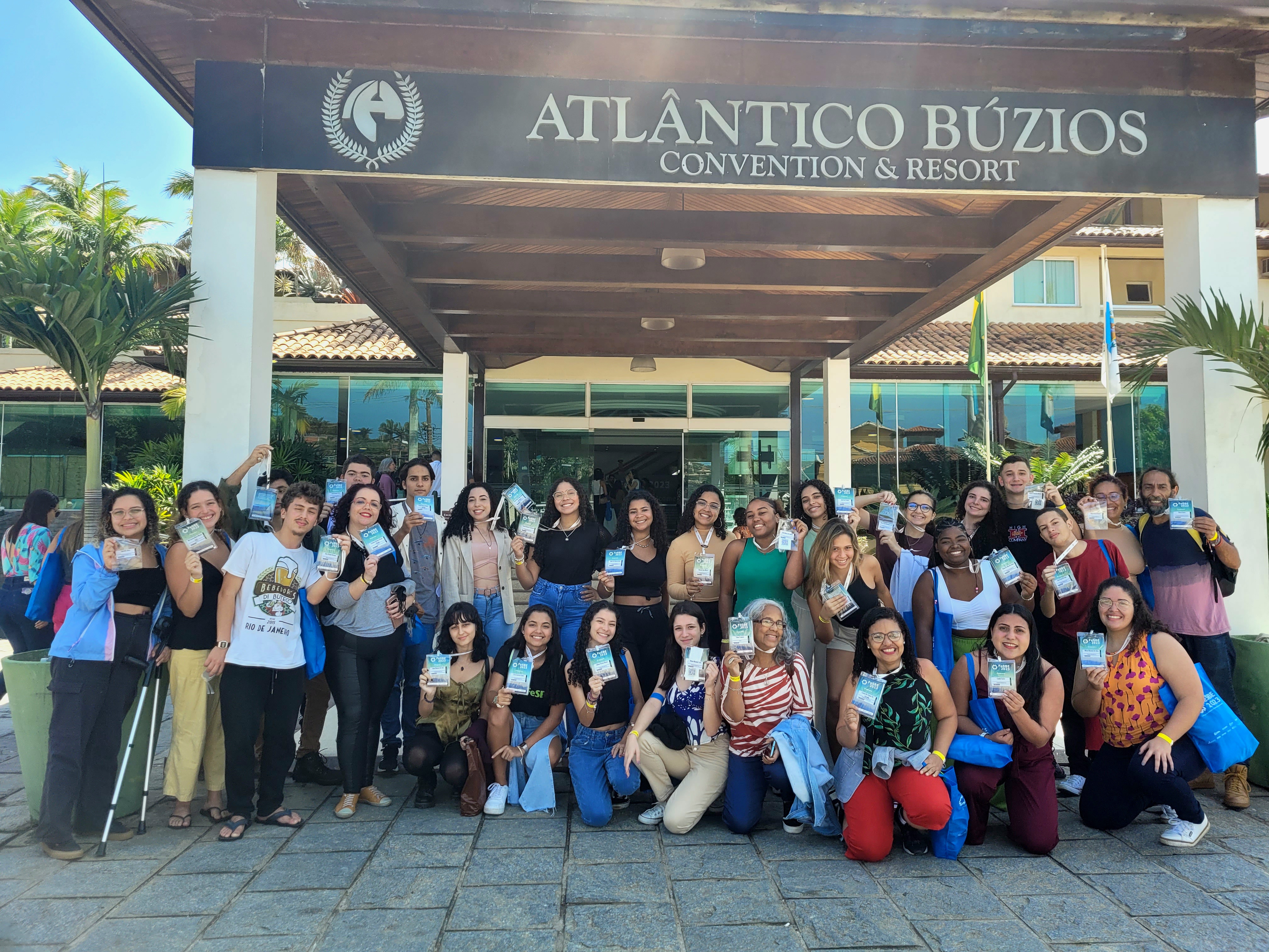 Estudantes do Provoc Rio posam pra foto na FeSBE 2023, na frente do hotel onde aconteceu o evento, em Búzios, Rio de Janeiro.