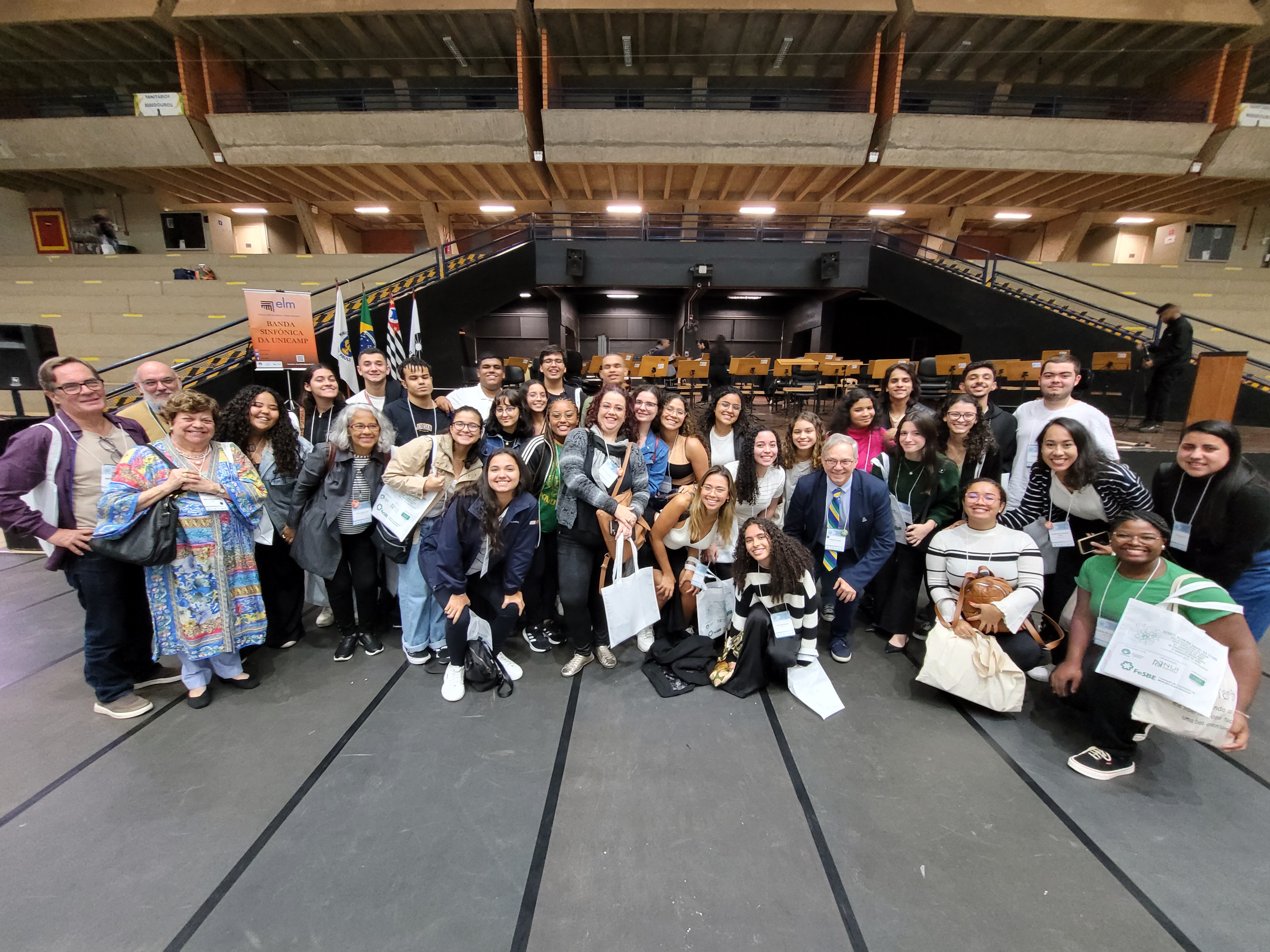 Estudantes do Provoc Rio posam pra foto com o presidente da FeSBE 2024, no ginásio da Uniicamp/SP.