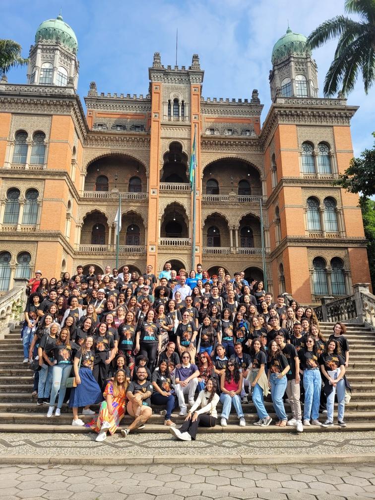 Estudantes da Rede Provoc de várias partes do país posam para foto na frente do Castelo Mourisco da Fiocruz.