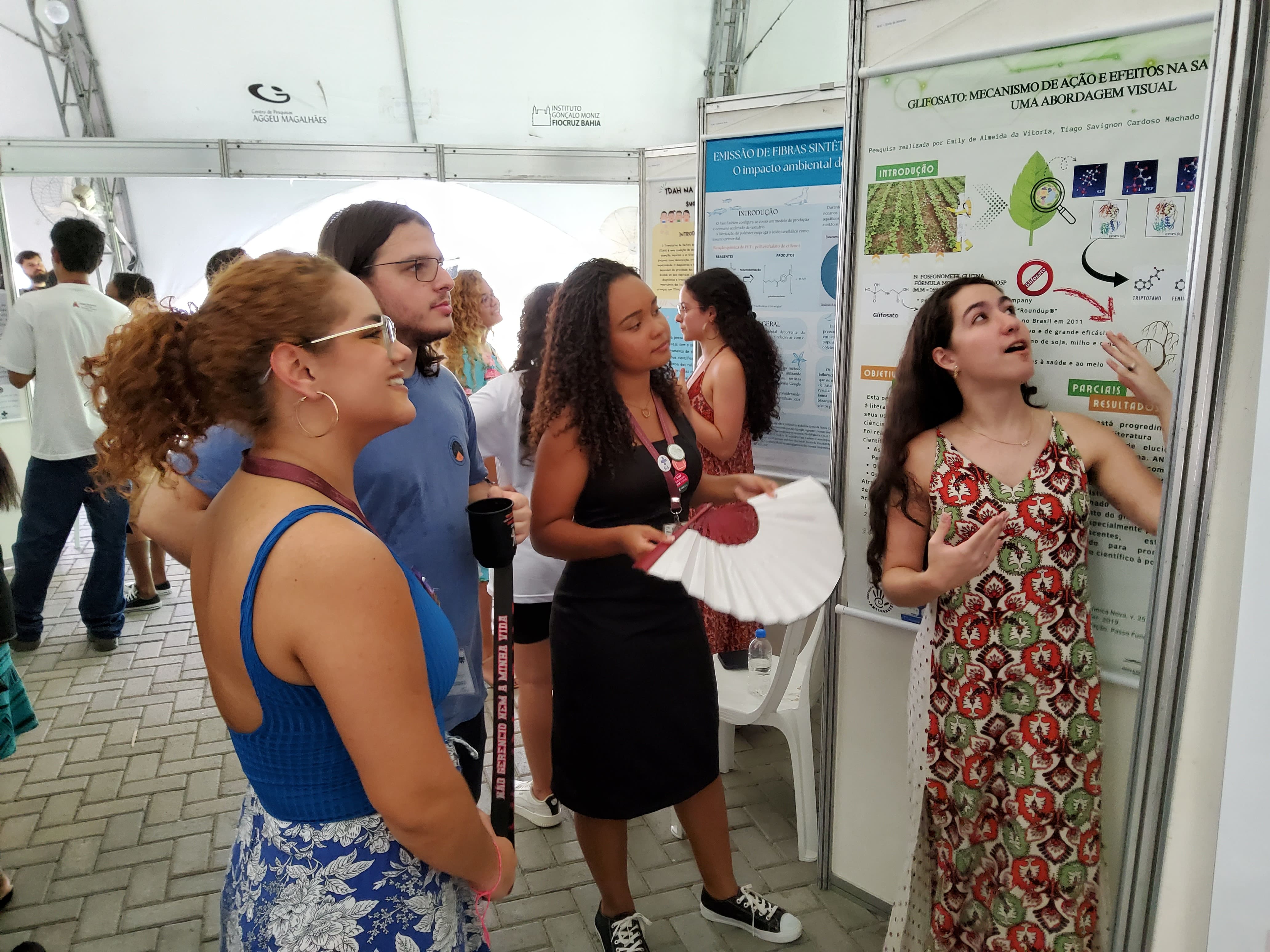 jovens estudantes olhando para um banner de pesquisa.