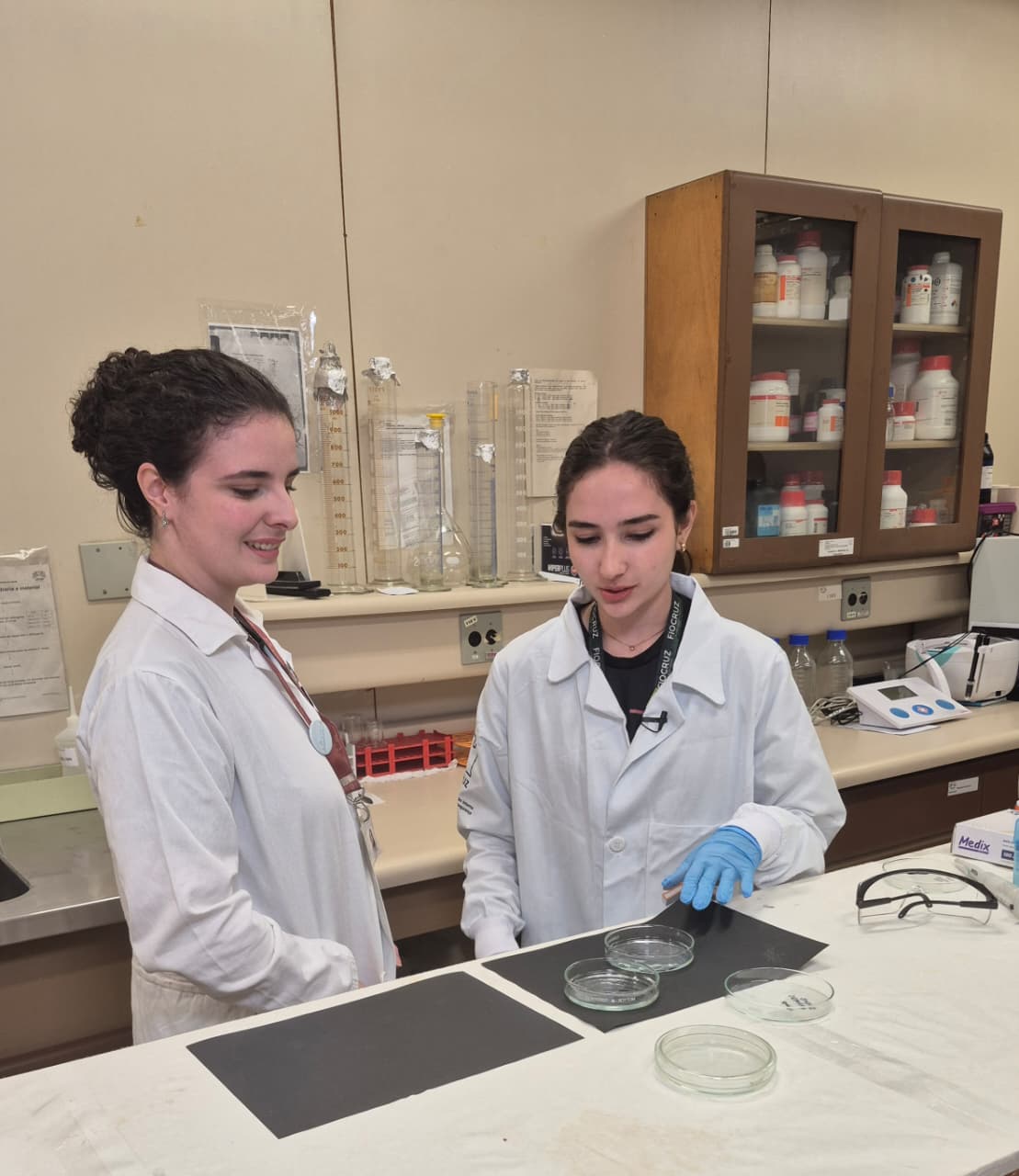 irmãs, Juliana e Eliza Figueiredo juntas no laboratório do INCQS, da Fiocruz.