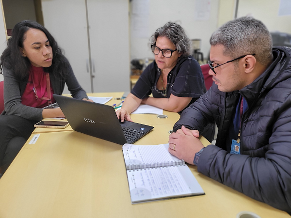 Pesquisadores em reunião sobre o estudo.