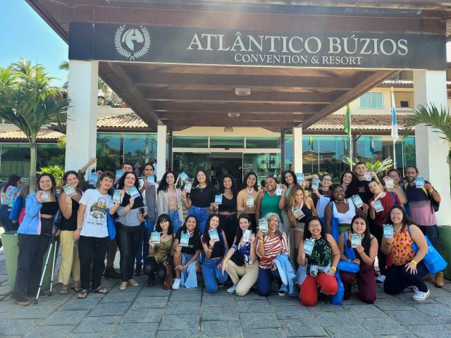 Estudantes do Provoc Rio posam pra foto na FeSBE 2023, na frente do hotel onde aconteceu o evento, em Búzios, Rio de Janeiro.