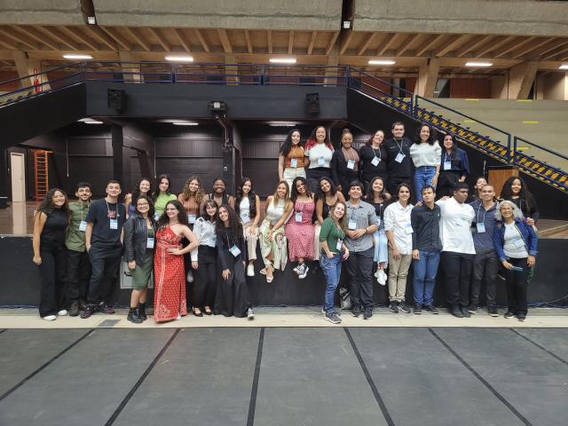 Estudantes do Provoc Rio posam pra foto com o presidente da FeSBE 2024, no ginásio da Uniicamp/SP.