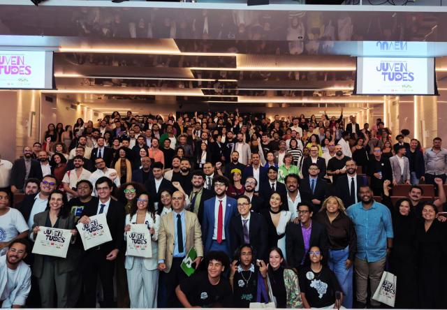 todos que estavam no evento posaram para os fotógrafos no final.