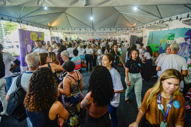 foto dos visitantes na tenda da Ciência da Semana Nacional de Ciência e Tecnologia 2024 da Fiocruz.