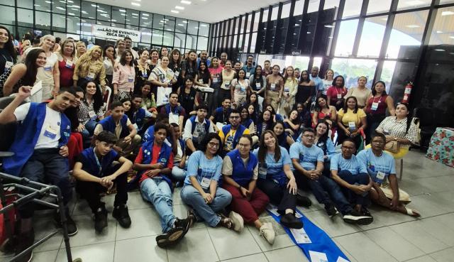 jovens participantes do Super SUS posam pra foto após exibição de filme no Sebae, no Maranhão.
