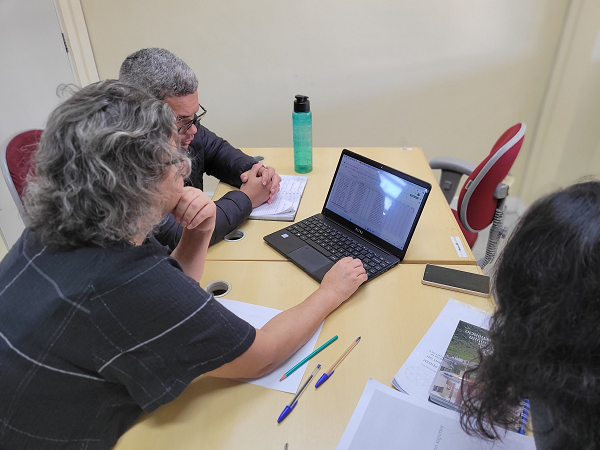 Pesquisadores em reunião sobre o estudo.