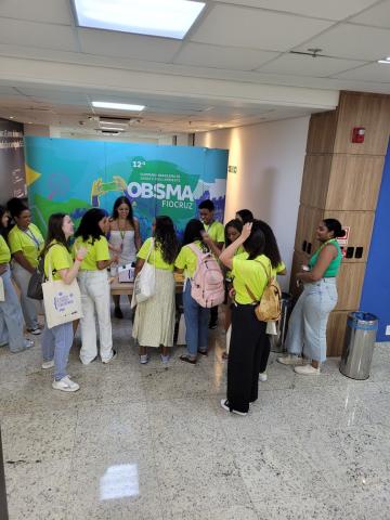 Na foto, grupo de estudantes participam de jogo de perguntas e respostas sobre cultura e ciência sob a orientação de uma professora-pesquisadora.