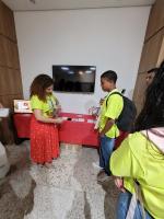 Foto de professora da Escola Politécnica de Saúde Joaquim Venâncio (EPSJV) demosntra a evolução do absorvente feminino a estudantes.