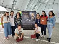 coordenadora da Etapa Avançado posa para foto ao lado dos alunos.